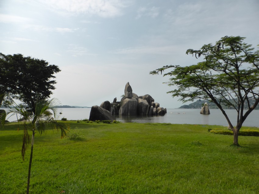 Just look at the water's edge of this pretty city. 